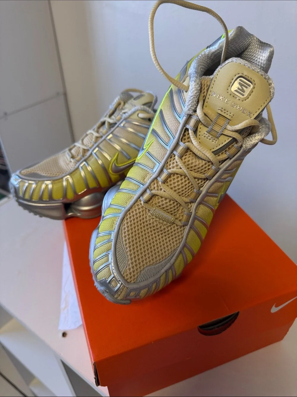 NEW Nike WOMAN Shox Low-Top Sneakers in Silver and Lime